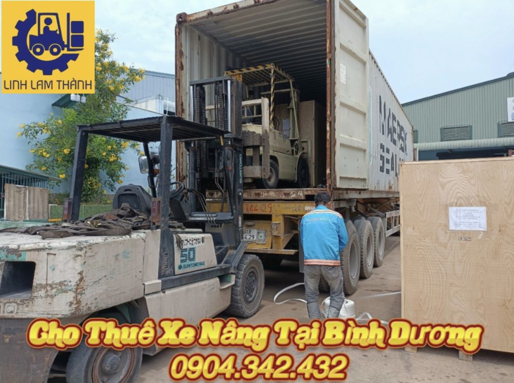 Cho Thue Xe Nang Tai Nam Tan Uyen dong rut hang container